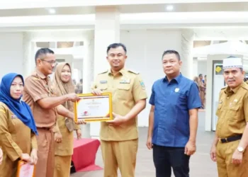 Bupati Sutan Riska Beri Penghargaan Pengawasan Kearsipan Internal Pemkab Dharmasraya