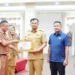 Bupati Sutan Riska Beri Penghargaan Pengawasan Kearsipan Internal Pemkab Dharmasraya