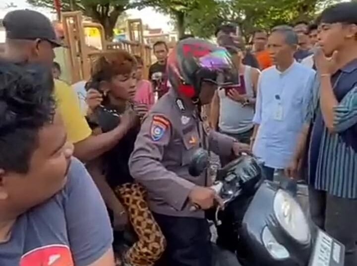 Polisi mengamankan pelaku malling kotak amal dari amukan warga di Padang Pariaman. (Foto: tangkap layar)