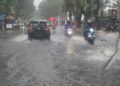 Hujan Deras, Pengendara Keluhkan Sejumlah Ruas Jalan di Kota Padang Tergenang: Sistem Drainase Tak Berfungsi Baik