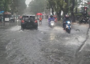 Hujan Deras, Pengendara Keluhkan Sejumlah Ruas Jalan di Kota Padang Tergenang: Sistem Drainase Tak Berfungsi Baik