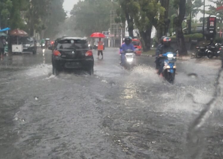 Hujan deras yang mengguyur Kota Padang menyebabkan sejumlah jalan tergenang air, Senin (6/1).