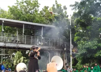 Emak-emak Ikut Orasi di Demo Indonesia Gelap, Kritik Program Makan Bergizi Gratis