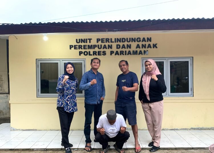 Tim Unit Perlindungan Perempuan dan Anak Polres Kota Pariaman memperlihatkan RM, tersangka penyodomi anak di Kampung Jawi-Jawi, Korong Duku, Nagari Pilubang, Kecamatan Sungai Limau, Padang Pariaman. Foto: Polres Kota Pariaman