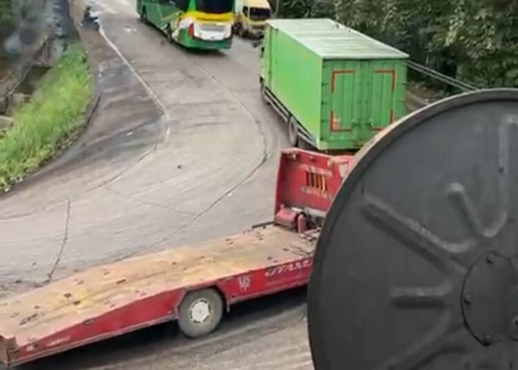 Truk rusak di Sitinjau Lauik, Rabu (5/2).