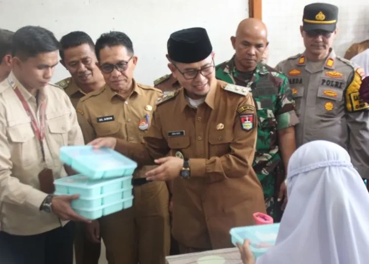 Wakil Wali Kota Bukittinggi, Ibnu Asis membagikan makanan bergizi gratis (MBG) kepada pelajar SMP. (Diskominfo)