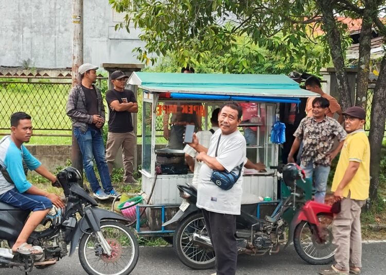 PKL mendatangi Kantor Satpol PP Kota Padang, Selasa (18/2). Foto: Habil Ramanda