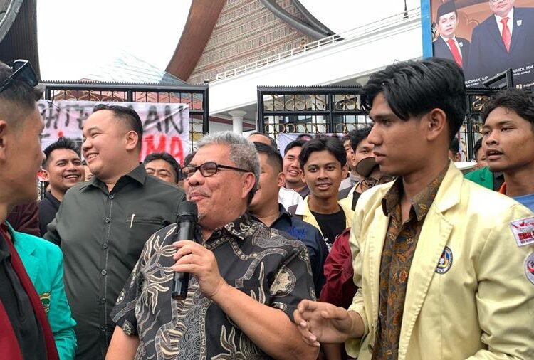 Ketua DPRD Sumbar, Muhidin, saat menemui massa aksi dalam demonstrasi di depan Kantor DPRD Sumbar pada Selasa (18/2) siang. Foto: Habil Ramanda