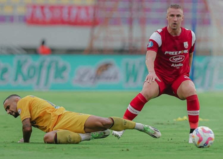 Laga Semen Padang vs Persis Solo. Foto: Habil