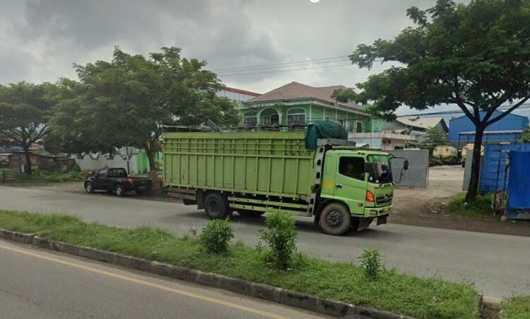 Truk-truk pengangkut batu, pasir, dan batu bara melintas di Jalan Bypass—Indarung yang mengakibatkan jalur tersebut berdebu tebal, Selasa (25/2). Foto: IST