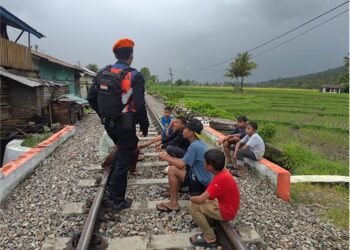 Ingat! Ngabuburit di Rel Kereta Bisa Kena Denda Rp15 Juta