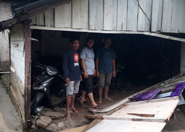 Dinding rumah warga di Kampung Kubu Sungkai, Jorong III Rambah, Nagari Lansek Kadok, Kecamatan Rao Selatan, Pasaman, robih akibat banjir pada pada Kamis (27/2). (foto: Wali Nagari Lansek Kadok)