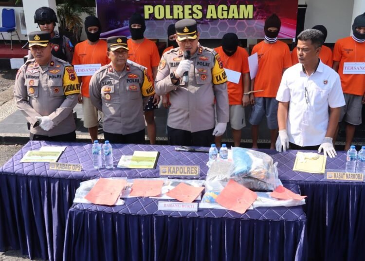 Kapolres Agam AKBP Muhammad Agus Hidayat menyampaikan keterangan saat pers rilis kasus narkoba, Rabu (12/2). Ist