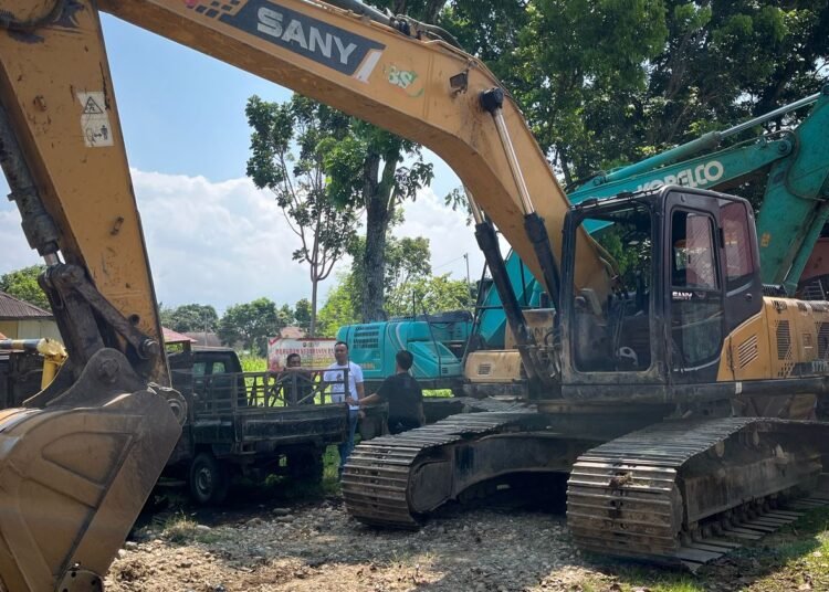 Alat berat yang disita petugas diamankan di Polres Pasaman Barat. Foto: Dok. Polda Sumbar