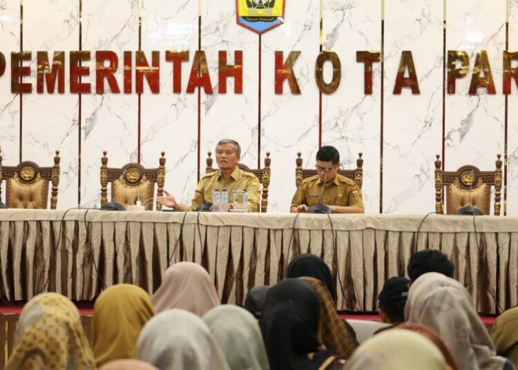 enjabat (Pj) Wali Kota Pariaman Roberia mengadakan silaturahmi bersama kepala desa beserta perangkat desa se-Kota Pariaman di Aula Balai Kota Pariaman, Selasa (18/2).