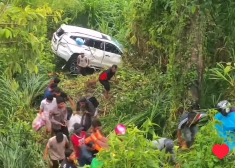 Mobil terjun ke jurang di kawasan Jalan Baru Guguak Kabupaten Solok pada Sabtu (22/2) sore sekira pukul 18.00 WIB. Foto: Ist