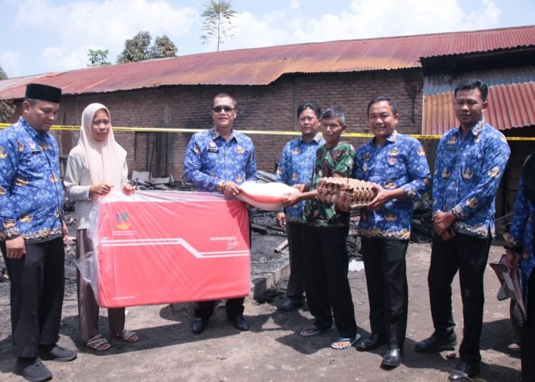 Penyerahan bantuan bagi korban kebakaran di Jalan Pacuan, Kelurahan Koto Kociak Kubu Tapak Rajo (K3TR) yang terjadi pada Sabtu (15/2/2025) sore