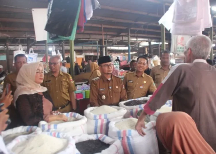 Wakil Wali Kota bersama Tim Pengendali Inflasi Daerah (TPID) Kota Bukittinggi saat melakukan Inspeksi Mendadak (Sidak) ketersediaan bahan pokok menjelang Ramadan 2025