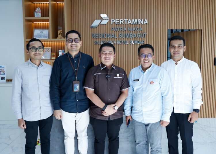 Wakil Ketua DPRD Sumbar, Muhammad Iqra Chissa, dalam kunjungannya ke kantor Pertamina Patra Niaga Sumbar bersama Kepala Badan Pendapatan Daerah (Bapenda) Sumbar, Syefdinon.