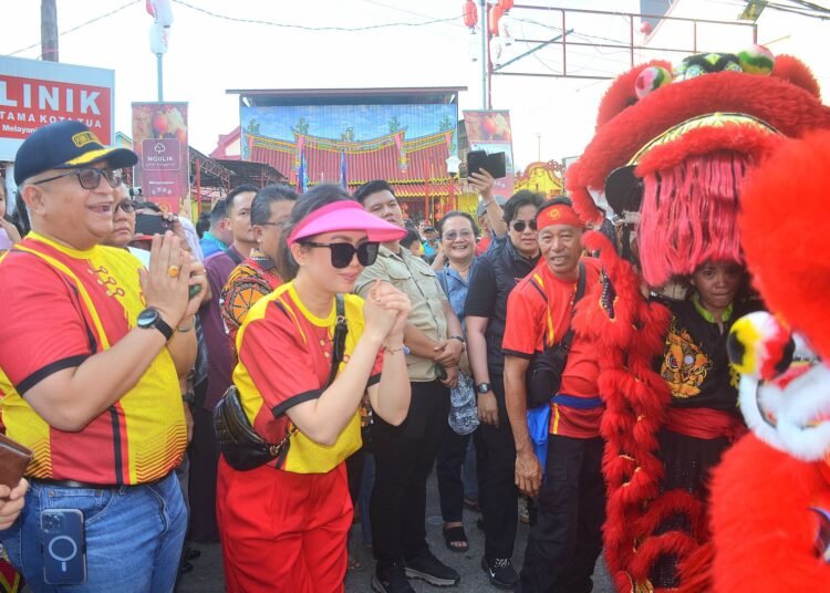 Penjabat Wali Kota Padang, Andree Algamar, melepas arak-arakan Sipasan pada perayaan Cap Go Meh, Minggu (9/2).