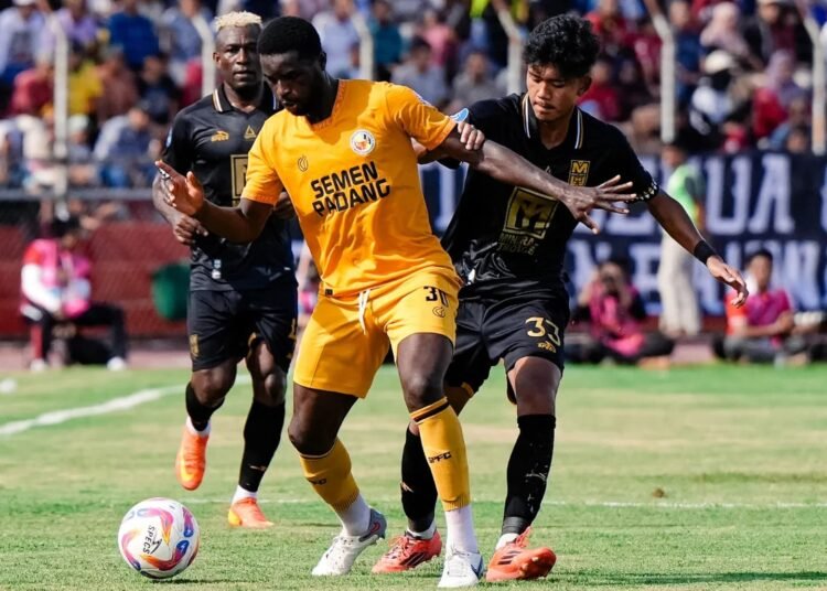Pemain Semen Padang FC dan Malut United berebut bola dalam laga Liga 1 di Stadion Agus Salim, Minggu (2/2). Foto: Dok. Malut United