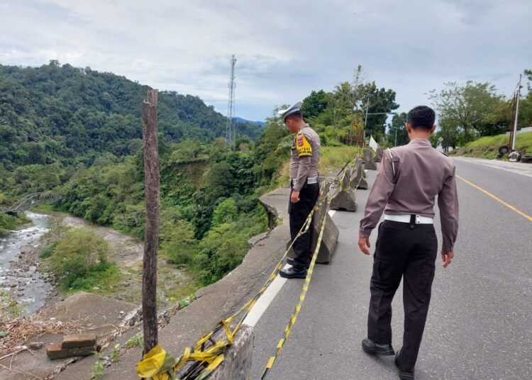 Longsor di Jalan Nasional Padang-Bukittinggi