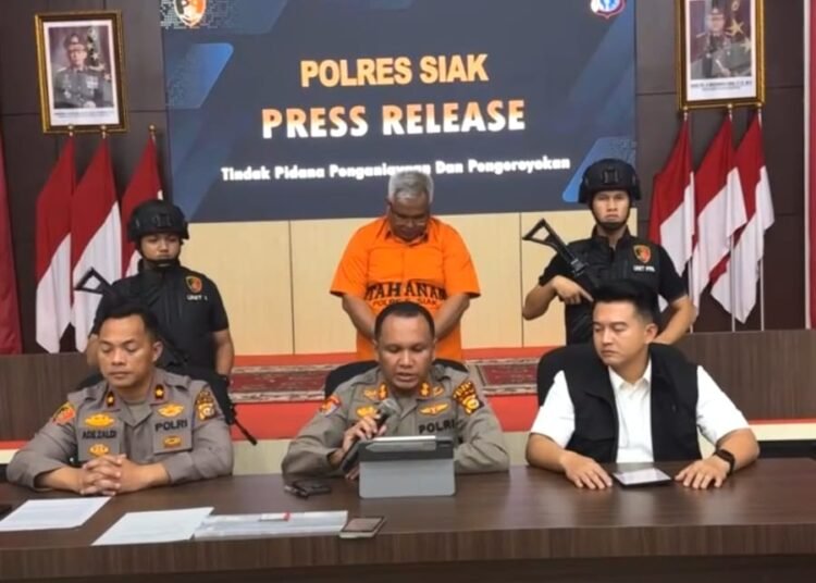 Tersangka UP dihadirkan saat konferensi pers di Mapolres Siak, Senin (10/2). Foto: Ist