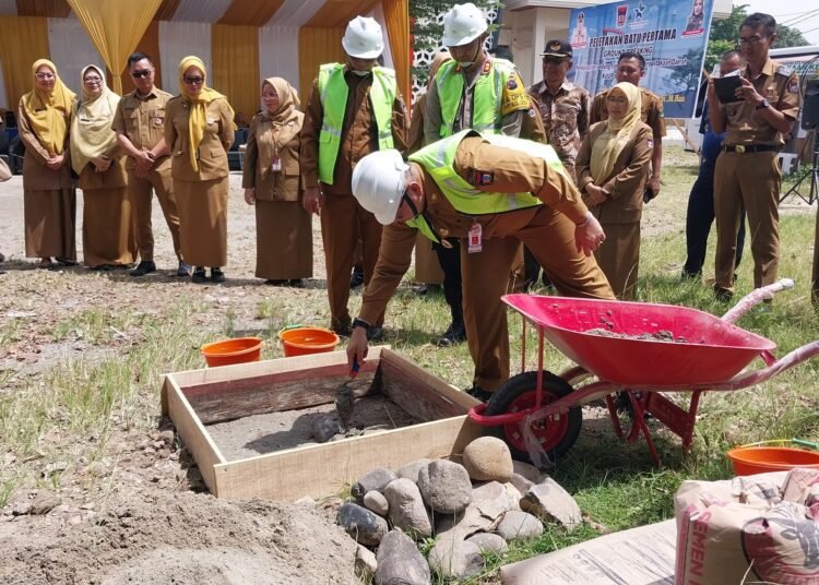 Peletakan batu pertama oleh Pj Wali Kota Padang, Andree Harmadi Algamar untuk pembangunan gedung perpustakaan (foto: Diskominfo Padang)