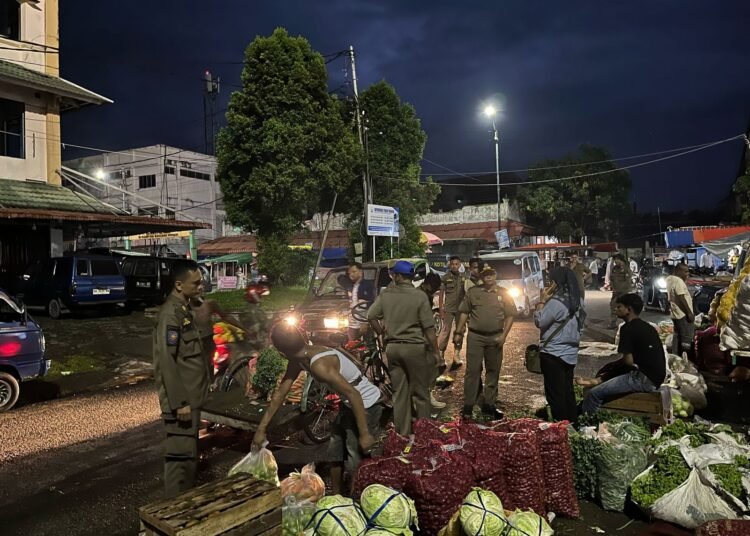 Pemko Pariaman menggelar operasi penertiban terhadap pedagang kaki lima di Pasar Rakyat Pariaman. (foto: Pemko Pariaman)