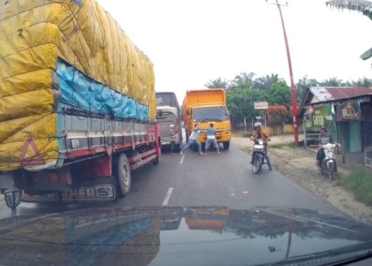 Viral di media sosial video bernarasi keributan diduga antara sopir bus Antar Kota Antar Provinsi (AKAP) dengan sopir truk di jalan raya. Foto: Ist
