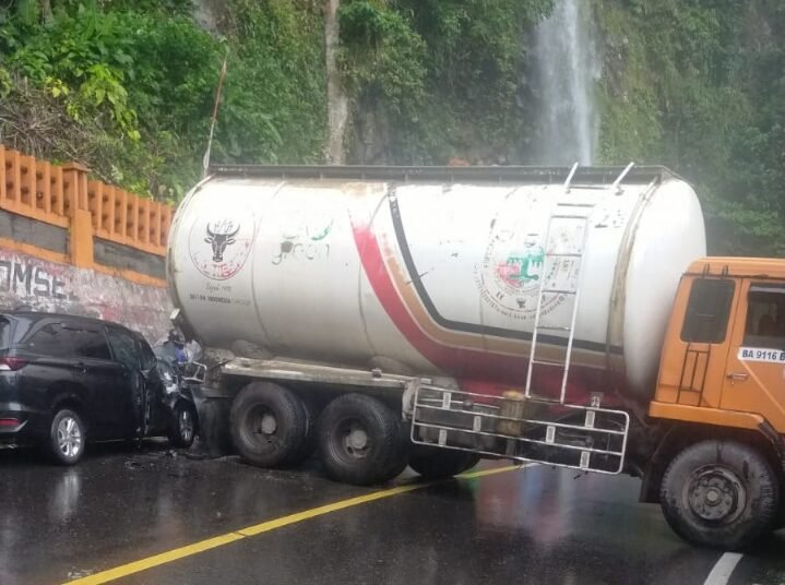 Tiga kendaraan kecelakaan di Lembah Anai, Jalan Padang-Bukittinggi, Minggu (16/2).