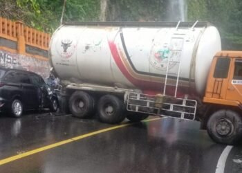 Tiga Kendaraan Tabrakan di Jalan Raya Padang-Bukittinggi, Korban 4 Orang