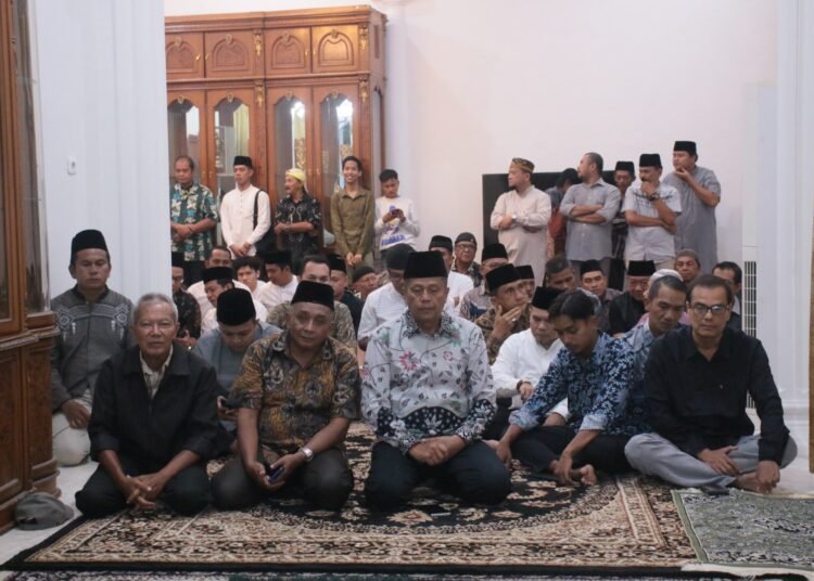 Wakil Wali Kota Payakumbuh bersama masyarakat mengadakan doa bersama di Rumah Dinasnya di Jalan Pahlawan, Sabtu (22/2).