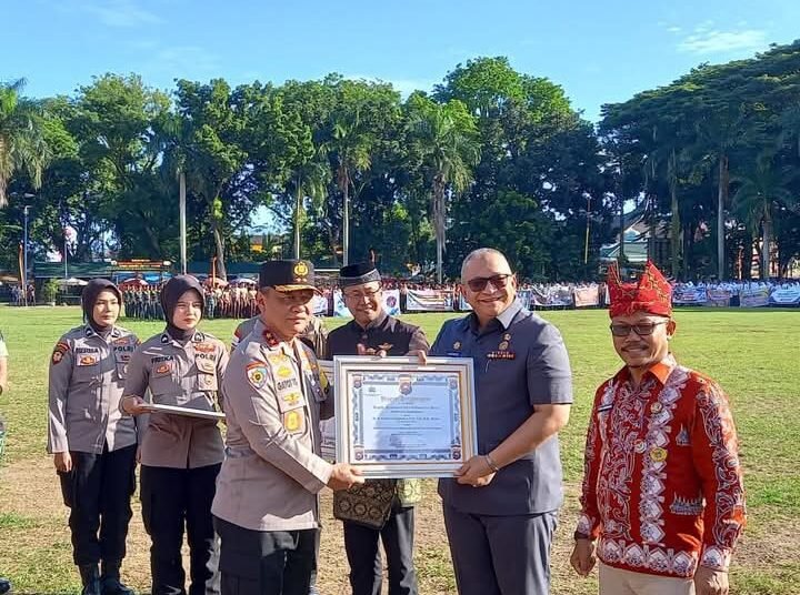 Pj Wali Kota Padang menerima penghargaan dari Polda Sumbar (foto: Info Publik)