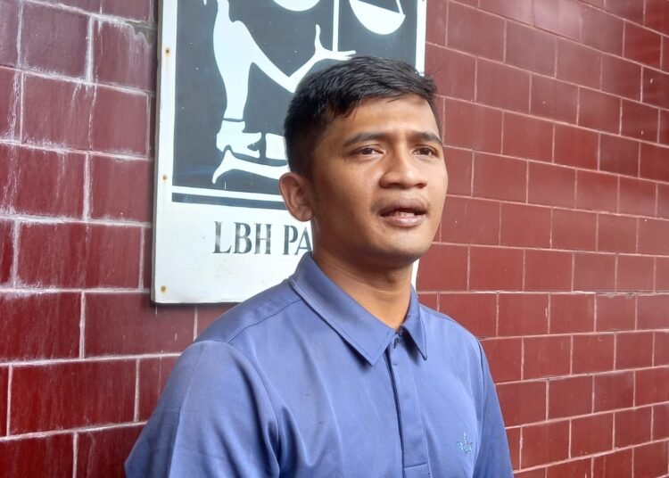 Advokat publik LBH Padang, Adrizal, dan kuasa hukum keluarga Afif Maulana.