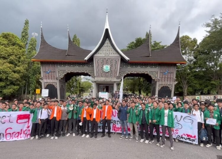 Ratusan mahasiswa dari Universitas Andalas (Unand) dan Politeknik Negeri Padang (PNP) saat aksi unjuk rasa di Depan Kampus Unand, Limau Manis Kota Padang, Selasa (17/2). Foto: Habil Ramanda