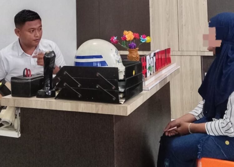 Petugas Lapas Kelas IIA Padang meminta keterangan dari pengunjung wanita yang kedapatan menyelundupkan barang terlarang ke lapas tersebut pada Senin (3/2). IST