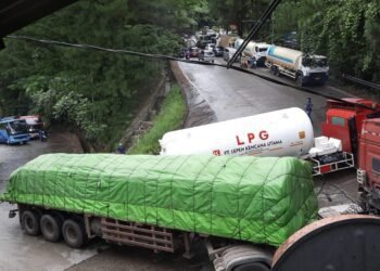 Truk Tersangkut di Tikungan, Jalur Sitinjau Lauik Diberlakukan Buka-Tutup Jalan