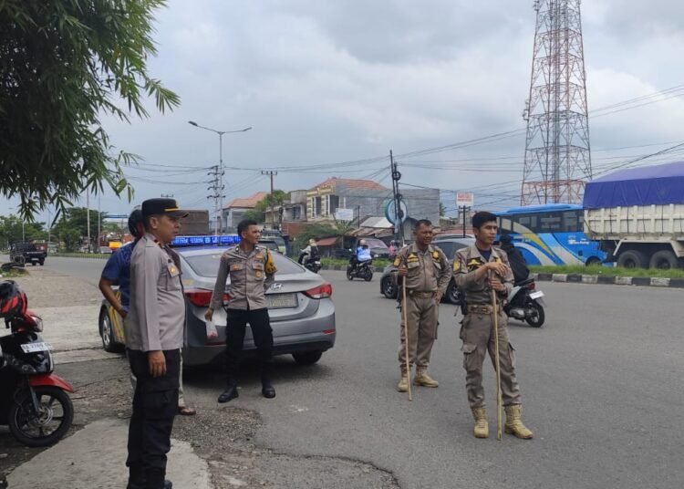 Personel Polsek Lubuk Begalung berjaga-jaga untuk mengantisipasi terjadinya tawuran pelajar susulan di depan kampus UPI, Padang, Jumat (7/2). IST