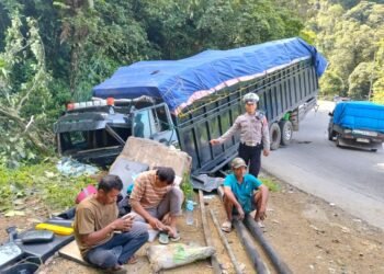 Polisi Ungkap Kronologi Truk Tronton Terperosok di Sitinjau Lauik