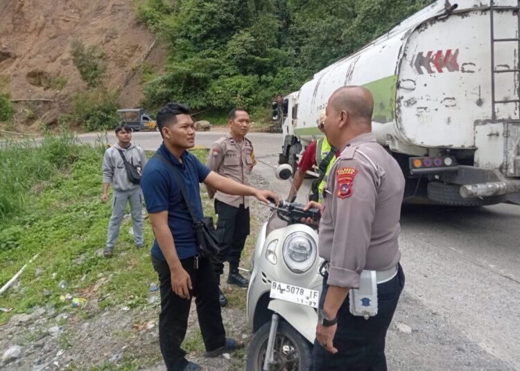 Personel Polsek Lubuk Kilangan terjun ke lokasi kecelakaan di Sitinjau Lauik mengevakuasi korban dan melakukan olah TKP. Ist