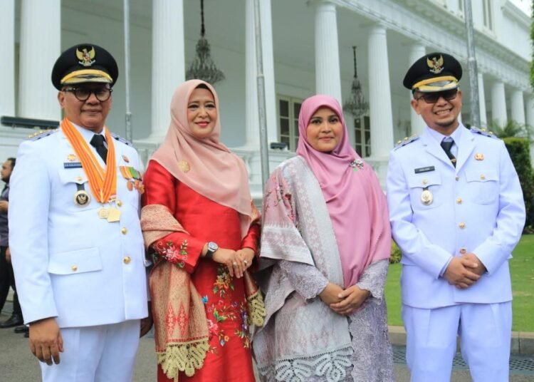 Wali Kota dan Wakil Wali Kota Bukittinggi periode 2025-2030, Muhammad Ramlan Nurmatias bersama sang istri Ny. Yesi Endriani Ramlan dan Ibnu Asis bersama sang istri Ny. Yasmiati Ibnu Asis pada pelantikan di Jakarta Rabu (20/2).