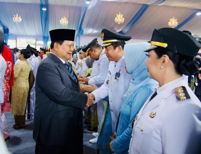 Presiden Prabowo Subianto a menyalami satu per satu kepala daerah usai resmi dilantik pada Rabu (21/2). (Foto: bicaranews)