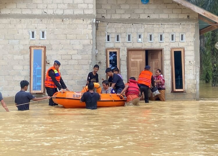 BPBD Dharmasraya, TNI, Polri, dan warga mengevakuasi warga korban banjir di Kecamatan Timpeh, Dharmasraya, Jumat (21/2). Foto: BPBD Dharmasraya