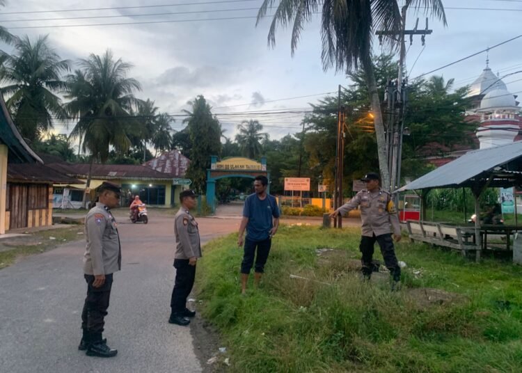 Polisi dan warga menunjuk tempat seorang terduga pencuri kambing ditangkap warga Korong Kampuang Koto, Nagari Ulakan, Kecamatan Ulakan Tapakis, Kabupaten Padang Pariaman, pada Sabtu (22/2) sore. Foto: IST