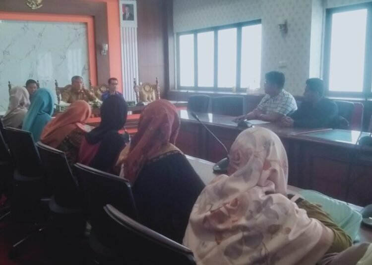 Penjabat Wali Kota Pariaman, Roberia, mengadakan pertemuan dengan guru PPPK di Pemko Pariaman, Senin (17/2).