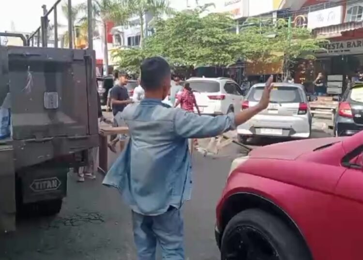 PKL memblokir Jalan Permindo, Pasar Raya Padang, Sabtu (1/2), karena menolak ditertibkan petugas gabungan.