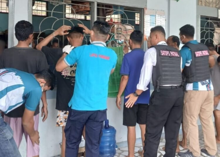 Petugas melakukan razia  di Lapas Pariaman pada Sabtu (1/12). 