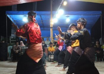 Mahasiswa KKN UNP di Nagari Pasilihan Solok Gelar Pertunjukan Randai sebagai Acara Perpisahan dengan Warga