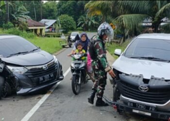 Gagal Lewati Jalan Sempit, Dua Mobil Tabrakan di Padang Pariaman